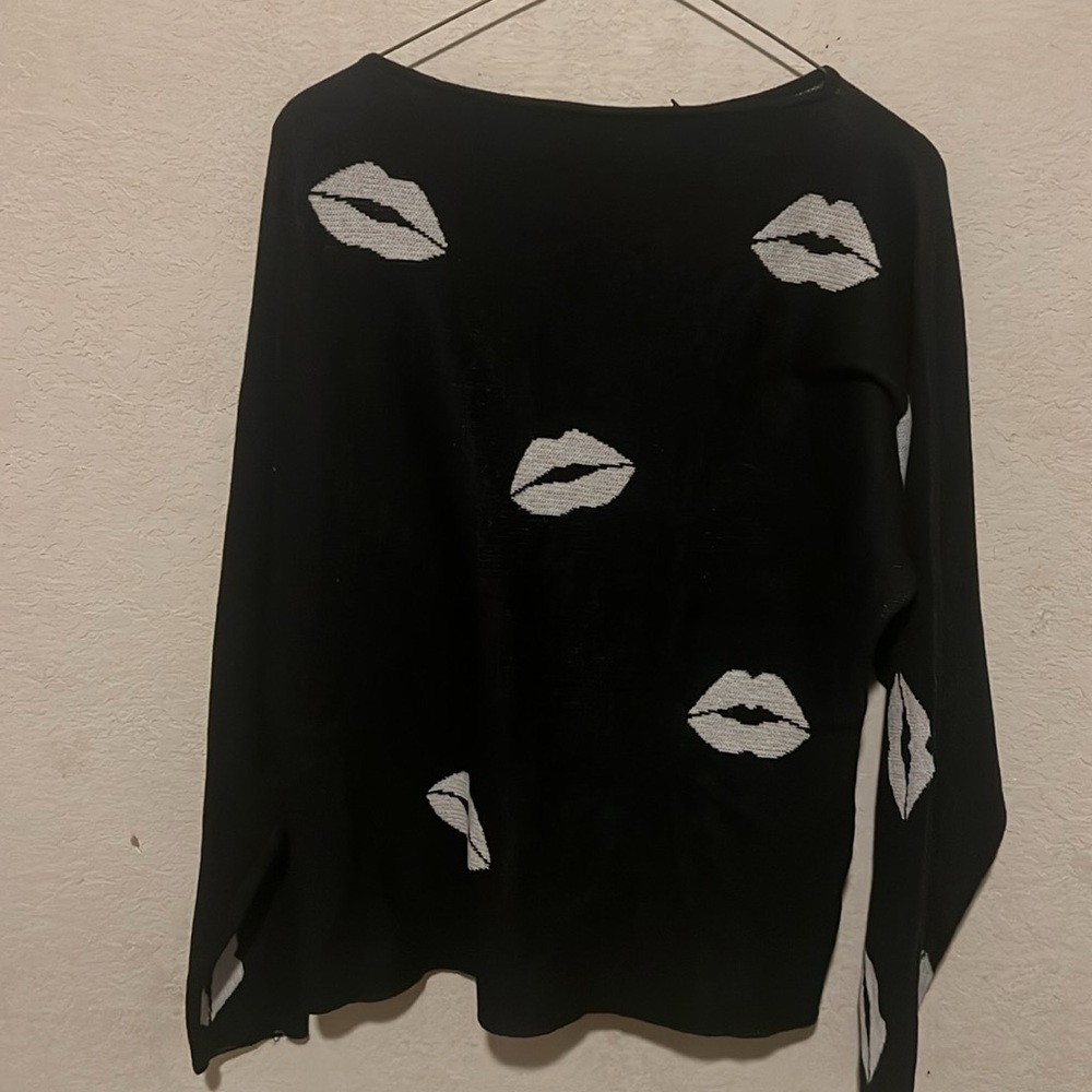 SWEATER SMALL  RAFIANA OFF THE SHOULDER LIPS SWEATER BLACK WHITE